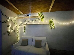 5 bedrooms, iron/ironing board, internet, bed sheets