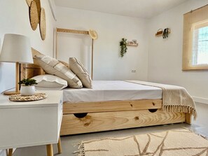 5 bedrooms, iron/ironing board, Internet, bed sheets