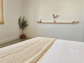 5 bedrooms, iron/ironing board, Internet, bed sheets