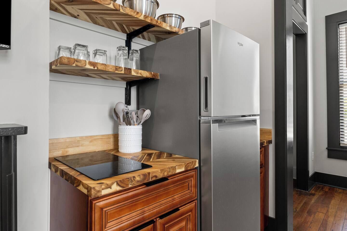 Refrigerador, microondas, parrilla de estufa y cafetera y tetera 