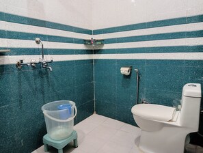 Familieværelse - balkon - byudsigt | Badeværelse | Miljøvenlige toiletartikler, hjemmesko