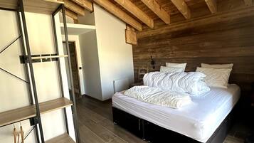 7 bedrooms, desk, iron/ironing board, WiFi