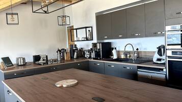 Réfrigérateur, micro-ondes, four, plaque de cuisson