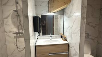 Shower, free toiletries, hair dryer, bathrobes