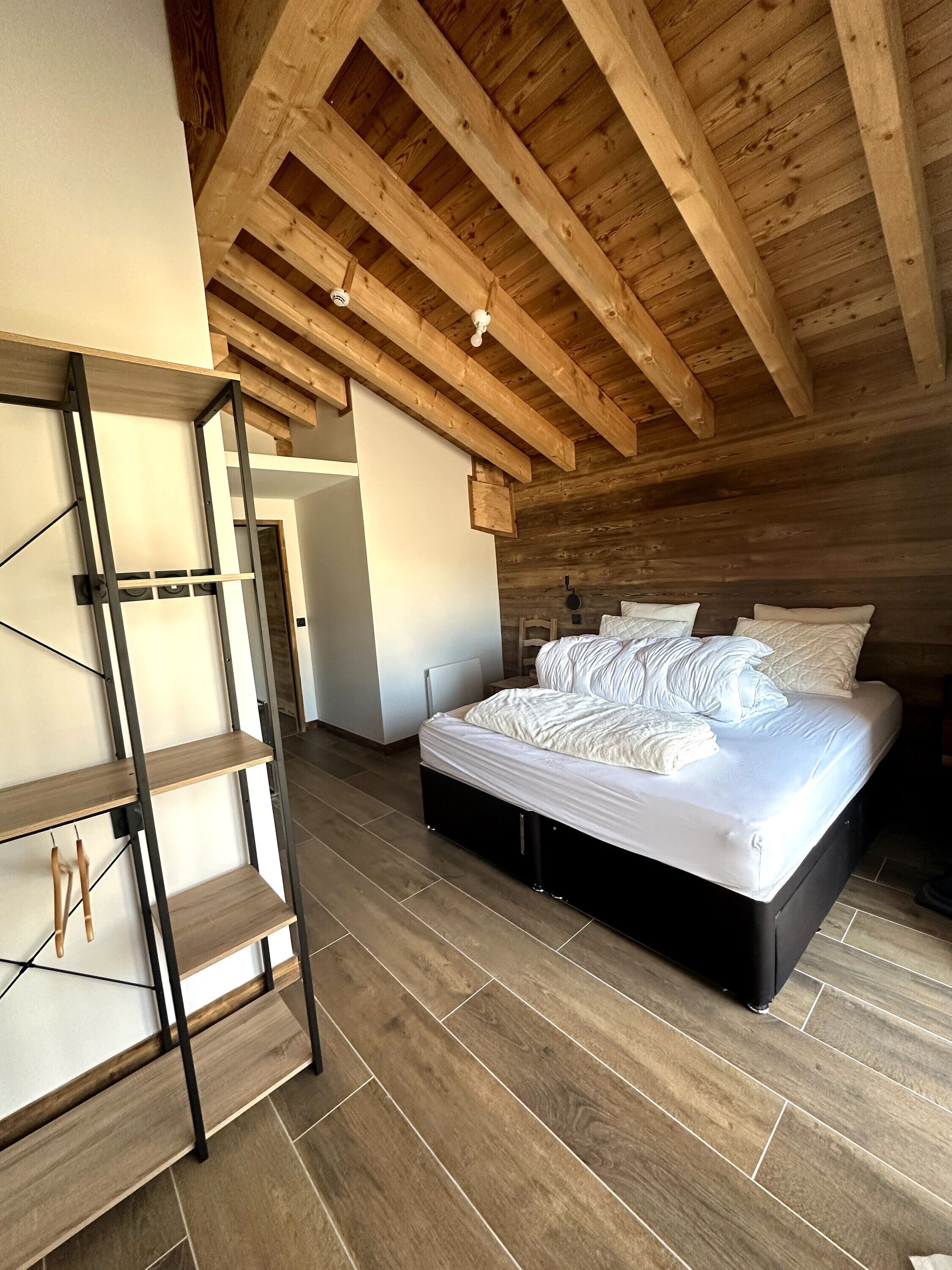 7 habitaciones, tabla de planchar con plancha, wifi y ropa de cama 