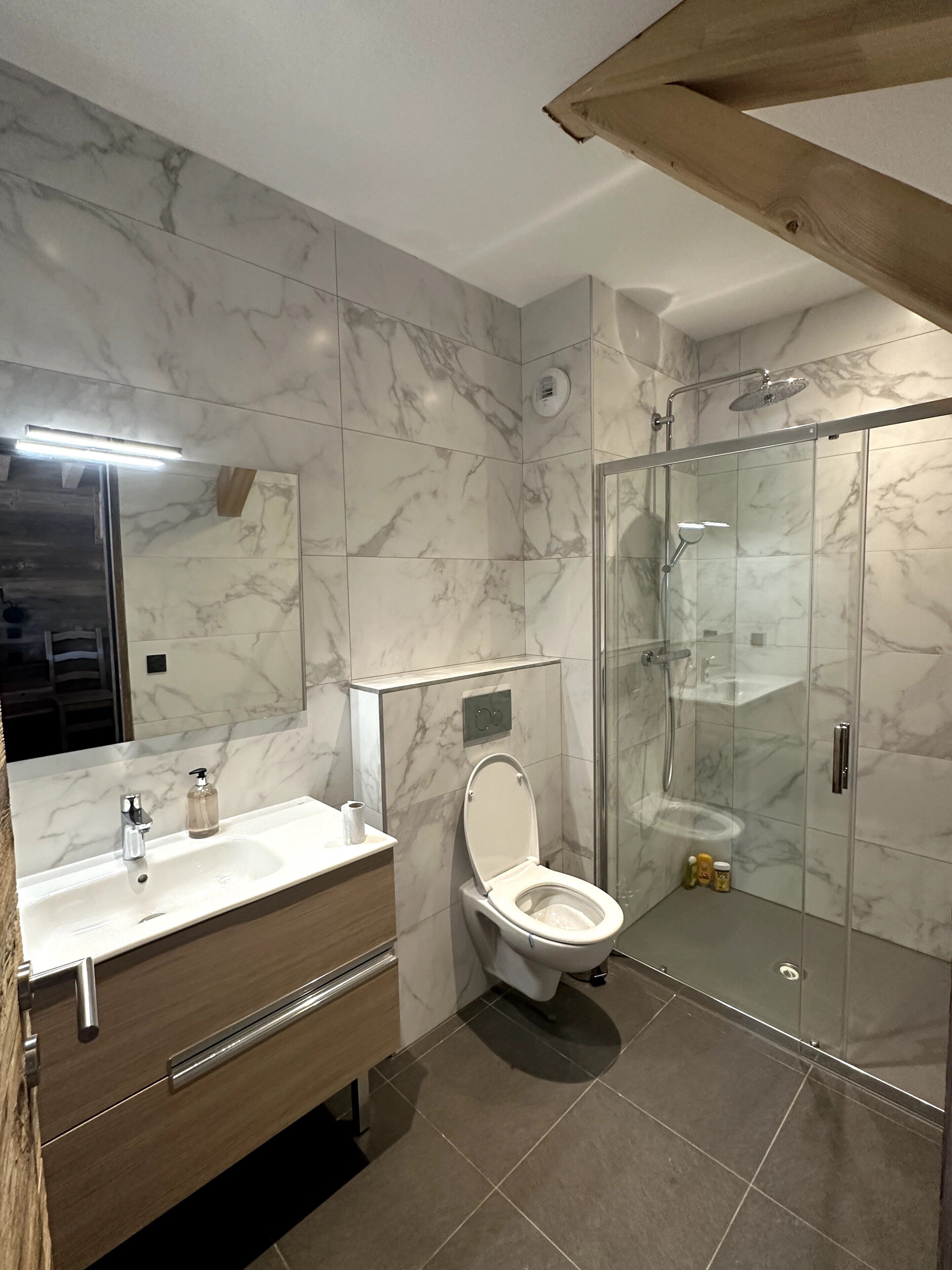 Dusche, kostenlose Toilettenartikel, Haartrockner, Bademäntel