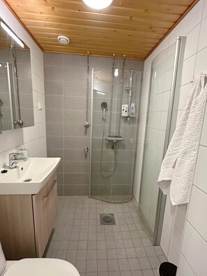 Comfort Apartment | Bathroom | Shower, hair dryer, towels