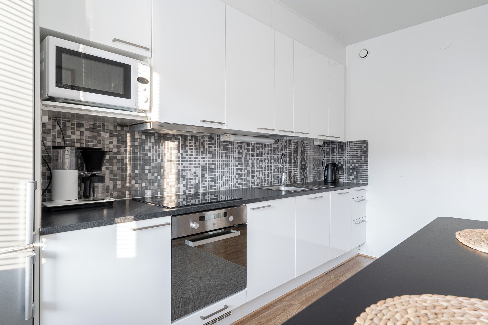 Departamento Confort | Cocina privada | Refrigerador con congelador, microondas, horno y parrilla de estufa 