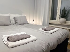 Apartamento Confort | Espacio para trabajar con un portátil, wifi gratis, ropa de cama