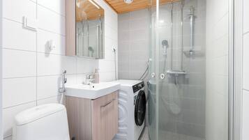 Căn hộ tiện nghi đơn giản | Phòng tắm | Buồng tắm vòi sen, máy sấy tóc, khăn tắm