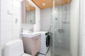 Apartamento conforto | Banheiro | Chuveiro, secador de cabelo, toalhas de banho 