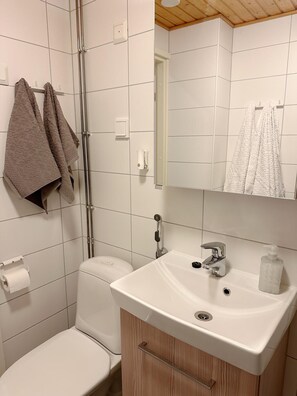 Comfort Apartment | Bathroom | Shower, hair dryer, towels