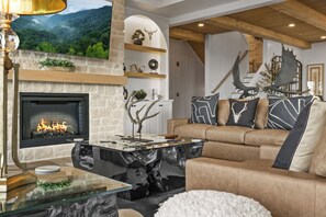Una sala de estar con chimenea, un sofá y objetos decorativos.