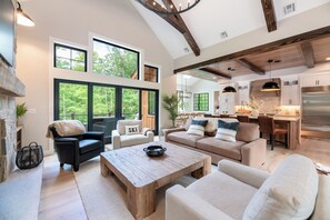 Een smart-tv, een open haard en een kantoor