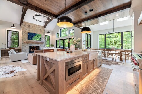 ✨ New 5BR Custom Chalet | 🏔 Loon Mtn | 🛁 Hot Tub | 🎮 Games | 🍕 Pizza Oven