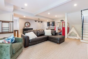 Een smart-tv, een open haard en een kantoor