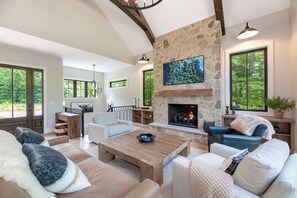 Smart-tv, eldstad och kontor