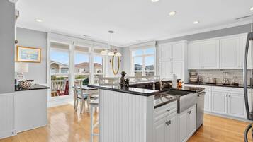 Køleskab, mikrobølgeovn, ovn, kogeplade