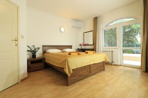 4 habitaciones, tabla de planchar con plancha, wifi y ropa de cama 