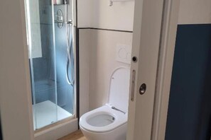 Dusche, Haartrockner, Bidet, Handtücher