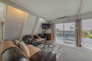 TV - Cozy Lake Tekapo Stay with Mountain Views (Lake Tekapo)