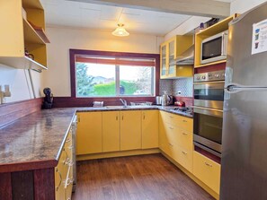 Fridge, microwave, oven, stovetop - Cozy Lake Tekapo Stay with Mountain Views (Lake Tekapo)