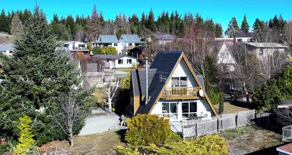 Cozy Lake Tekapo Stay with Mountain Views