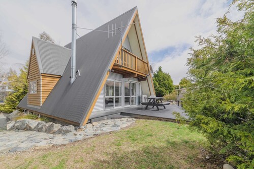 Cozy Lake Tekapo Stay with Mountain Views