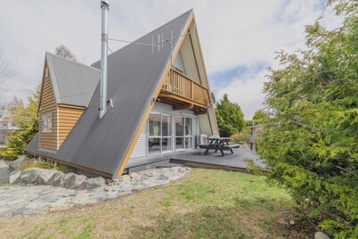 Cozy Lake Tekapo Stay with Mountain Views