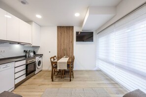 Micro-ondas, lava-louças, cafeteira/chaleira, torradeira