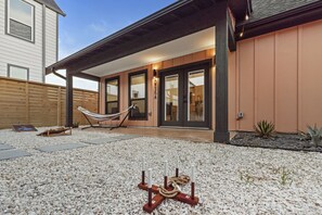 Property grounds - Desert Rose Duo: Modern Home + Stylish Tiny House @EastEndRevitalized (Houston)