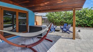 Una hamaca, mobiliario exterior y zona de piscina.