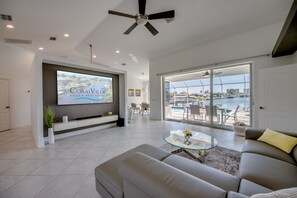 Smart TV, pebolim, aparelho de som