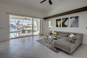 Smart-TV, fotballspill og stereoanlegg