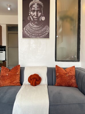 Living area - Modern Studio in Nairobi/5min walk to TRM mall/Wifi/Netflix. (Nairobi)