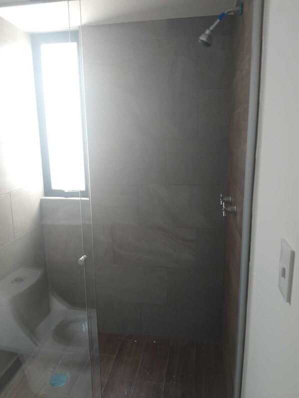 Serviettes fournies, papier de toilette