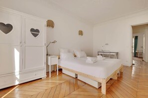 3 bedrooms, iron/ironing board, travel crib, WiFi - A Superb 3-BR/2BA In Saint-Georges (Paris)