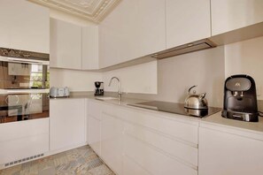 Kühlschrank, Mikrowelle, Ofen, Geschirrspüler