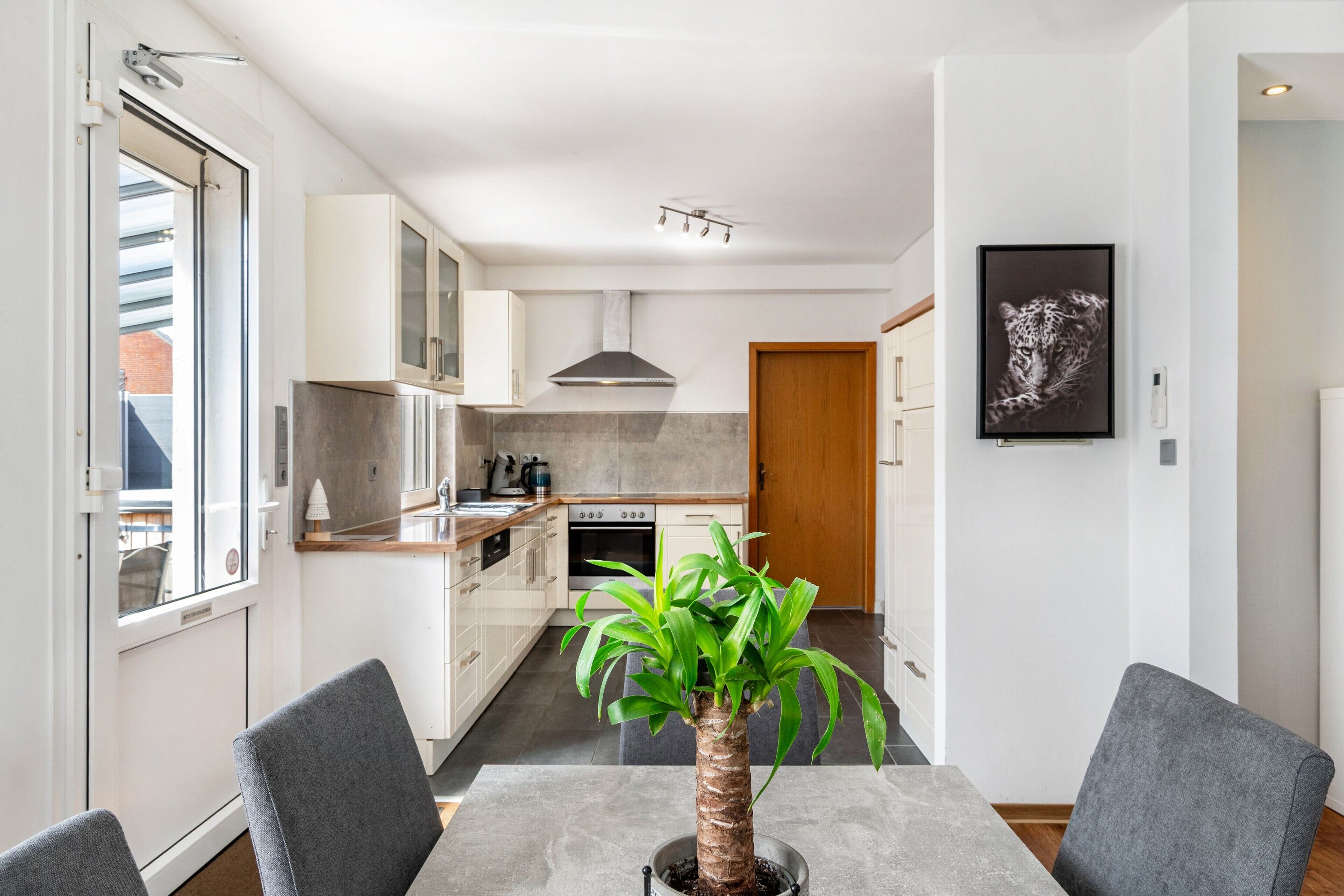 Kylskåp, mikrovågsugn, ugn och spishäll