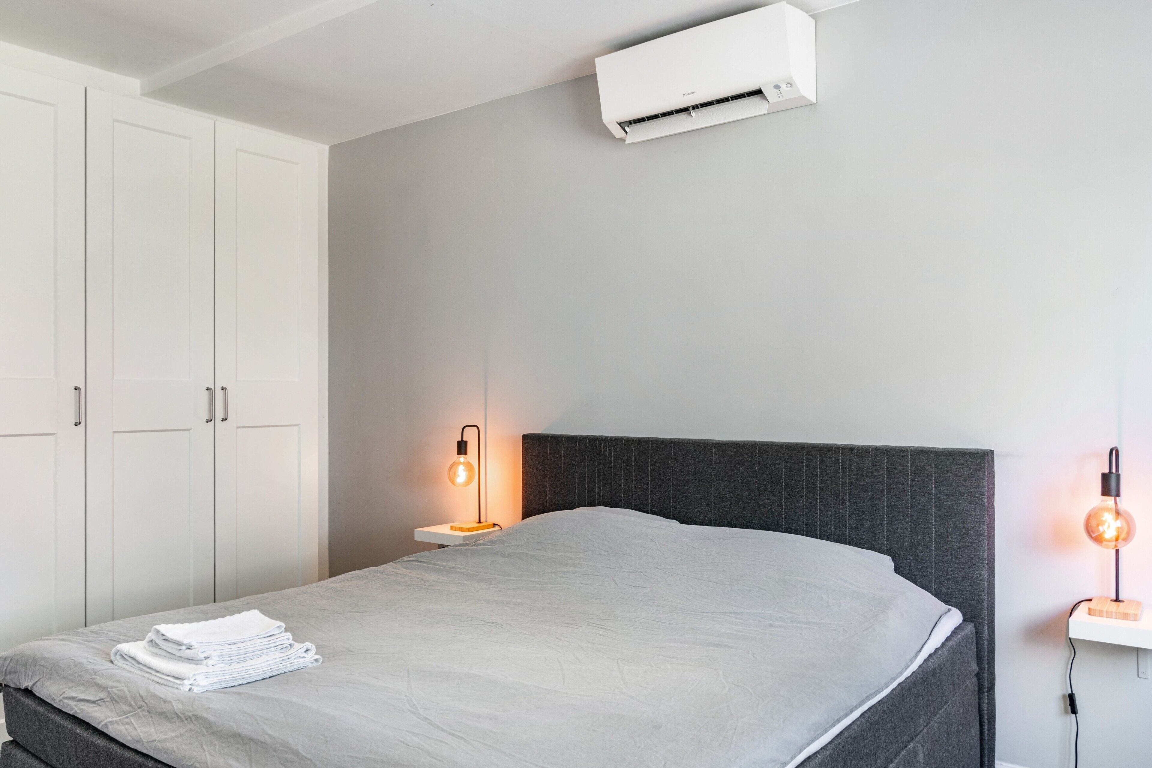 2 habitaciones, tabla de planchar con plancha, wifi y ropa de cama 