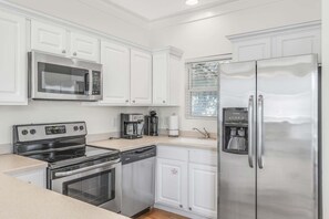 Refrigerador, microondas, parrilla de estufa y lavavajillas 
