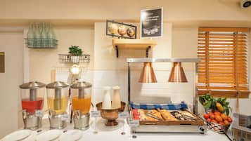 Daily buffet breakfast (INR 400 per person)