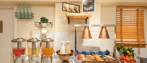 Daily buffet breakfast (INR 400 per person)