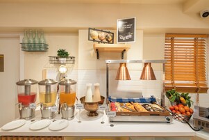 Daily buffet breakfast (INR 400 per person)