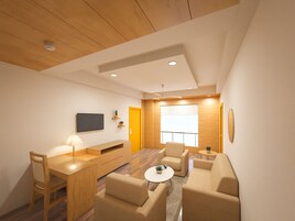 Signature Suite | Desk, laptop workspace, iron/ironing board, free WiFi