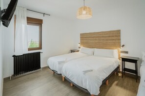 5 bedrooms, iron/ironing board, WiFi, bed sheets