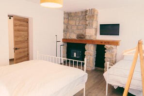 Tabla de planchar con plancha, wifi, ropa de cama
