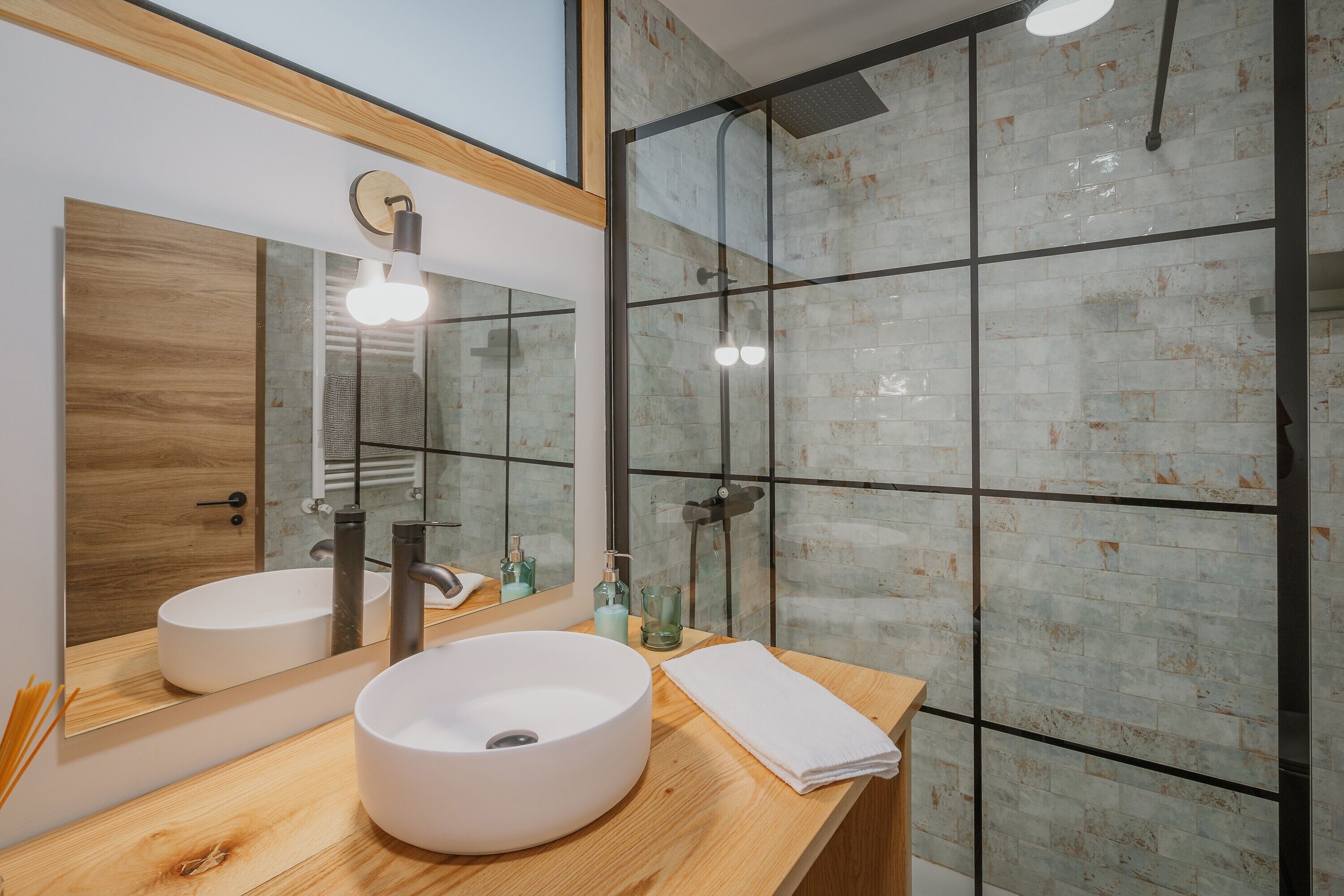Een douche, een haardroger, handdoeken