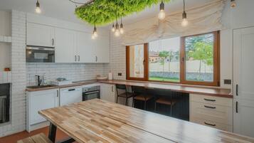 Een koelkast, een microgolfoven, een oven, een kookplaat