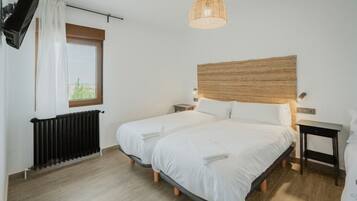 5 bedrooms, iron/ironing board, WiFi, bed sheets